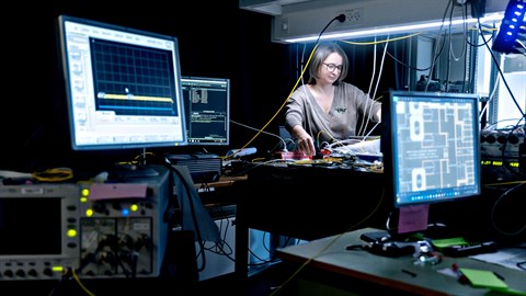 Elizaveta i DTU Electros optiske laboratorium. 