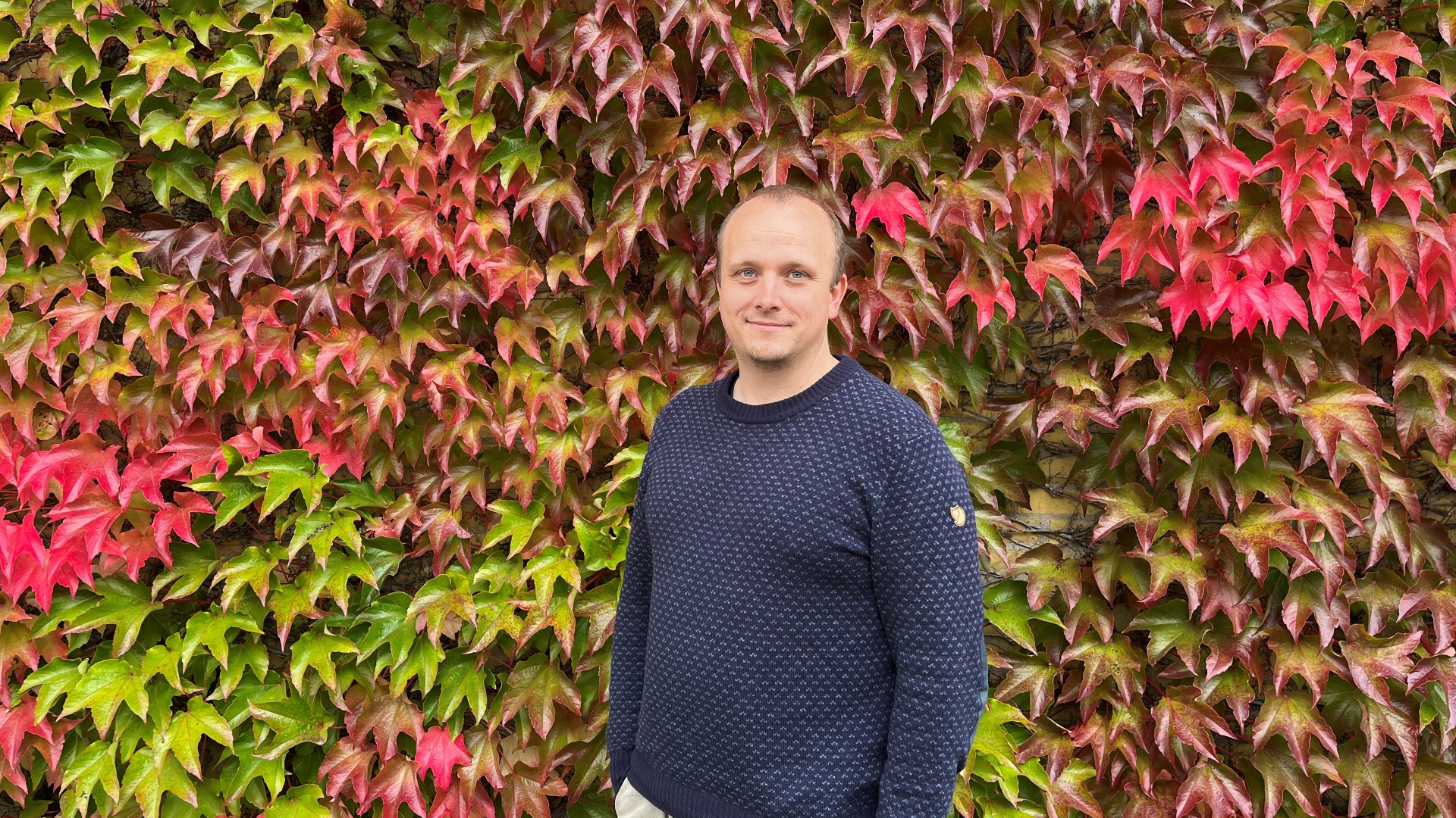 Adjunkt Kristian Barrett foran undervisningsbygning på DTU's campus i Lyngby
